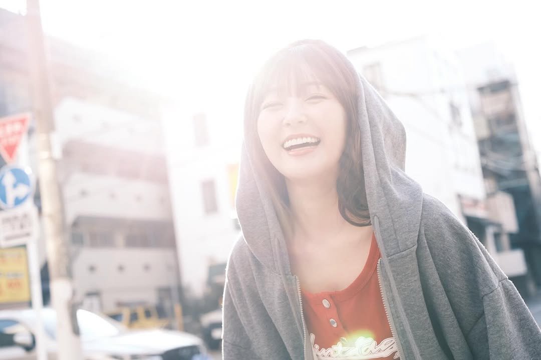 Photo by 青空ひかり on March 31, 2026. May be an image of one or more people, hair, duffle coat, parka, street and text.