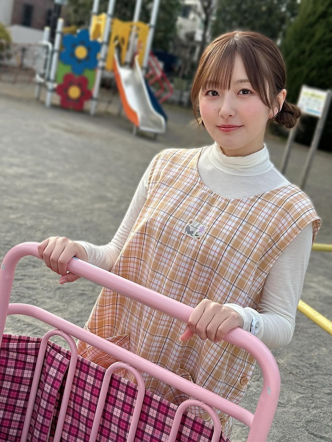 Photo by 青空ひかり on October 12, 2025. May be an image of one or more people, hair, turtleneck, dress, outdoors and text.