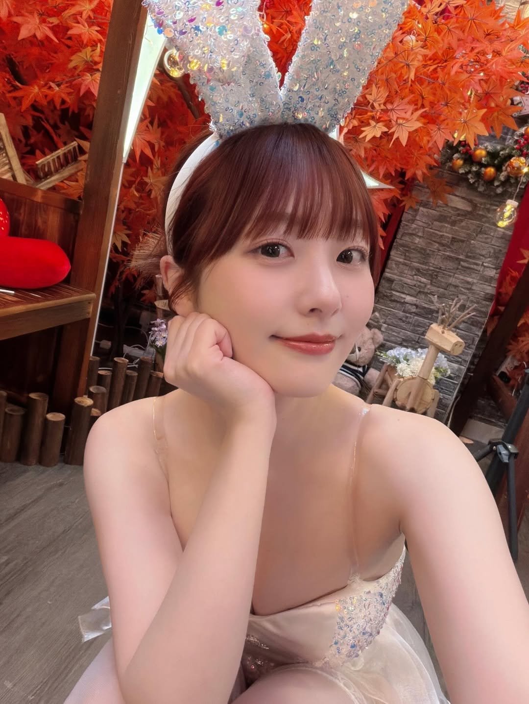 Photo by 青空ひかり on April 20, 2026. May be an image of one or more people, hair, dress, costume and text.