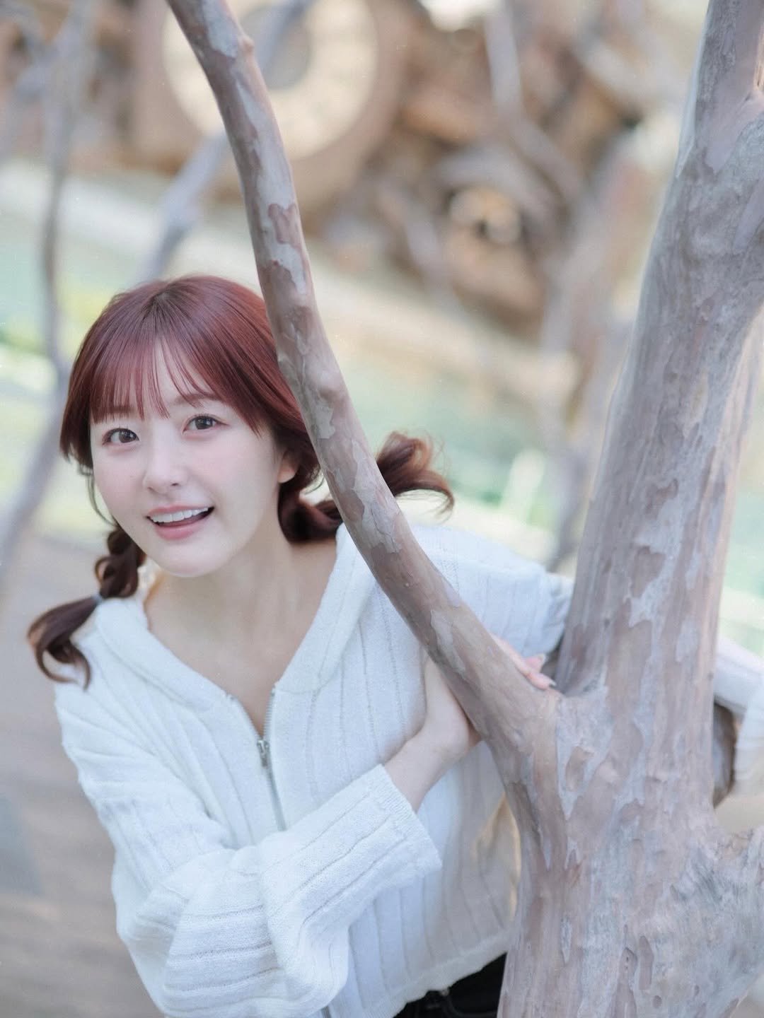 Photo by 青空ひかり on April 13, 2026. May be an image of one or more people, braids, top, parka, outdoors and text.