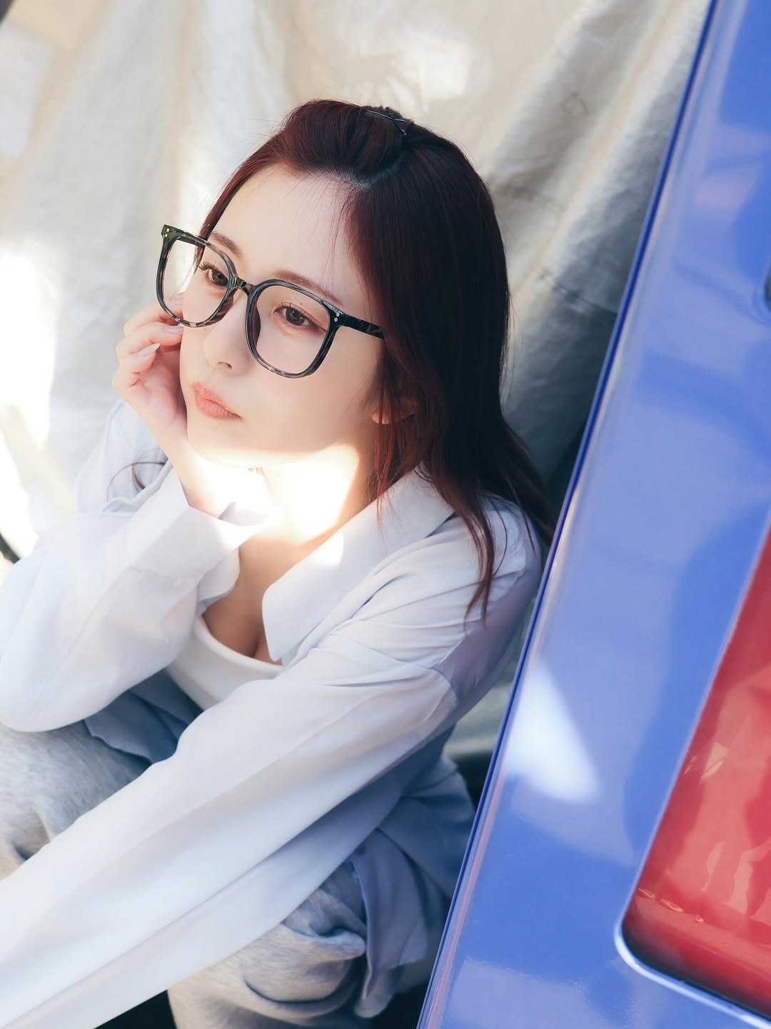 Photo by 青空ひかり on April 24, 2026. May be an image of one or more people, hair, eyeglasses, bus and text.