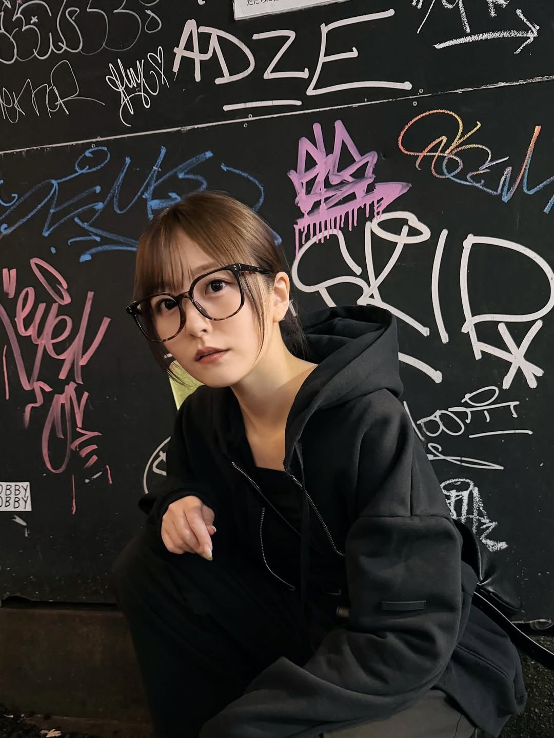 Photo by 青空ひかり on November 29, 2025. May be an image of eyeglasses, duffle coat, sweatshirt, sweatpants, parka and text.