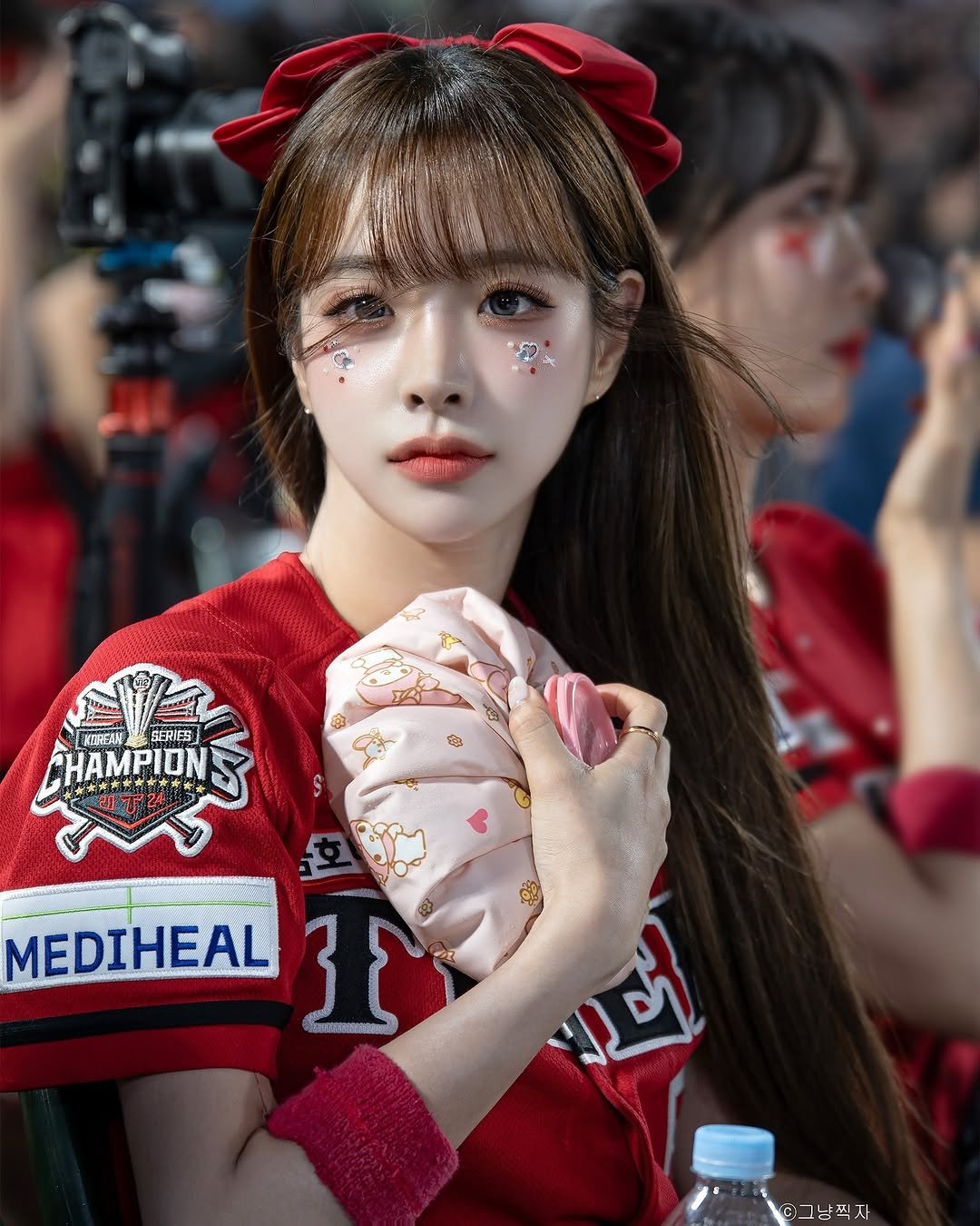 Photo by 조다빈 𝗗𝗔𝗕𝗜𝗡 ᰔᩚᯓ in 종합운동장 - 잠실야구장 Jamsil Baseball Stadium, Seoul Korea with @apex_cheerleader_official. May be a closeup of 1 person, hair and text.