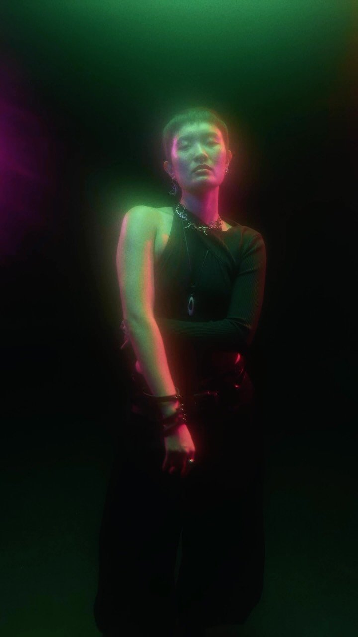 apple 게시물 이미지: “A dark club. Sunglasses, sweat, and fast...
