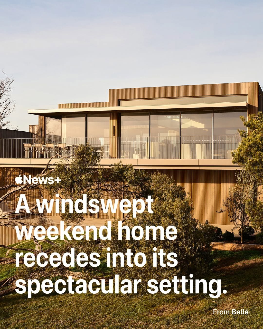 applenews 게시물 이미지: For this weekend home atop a grassy sun-soaked...