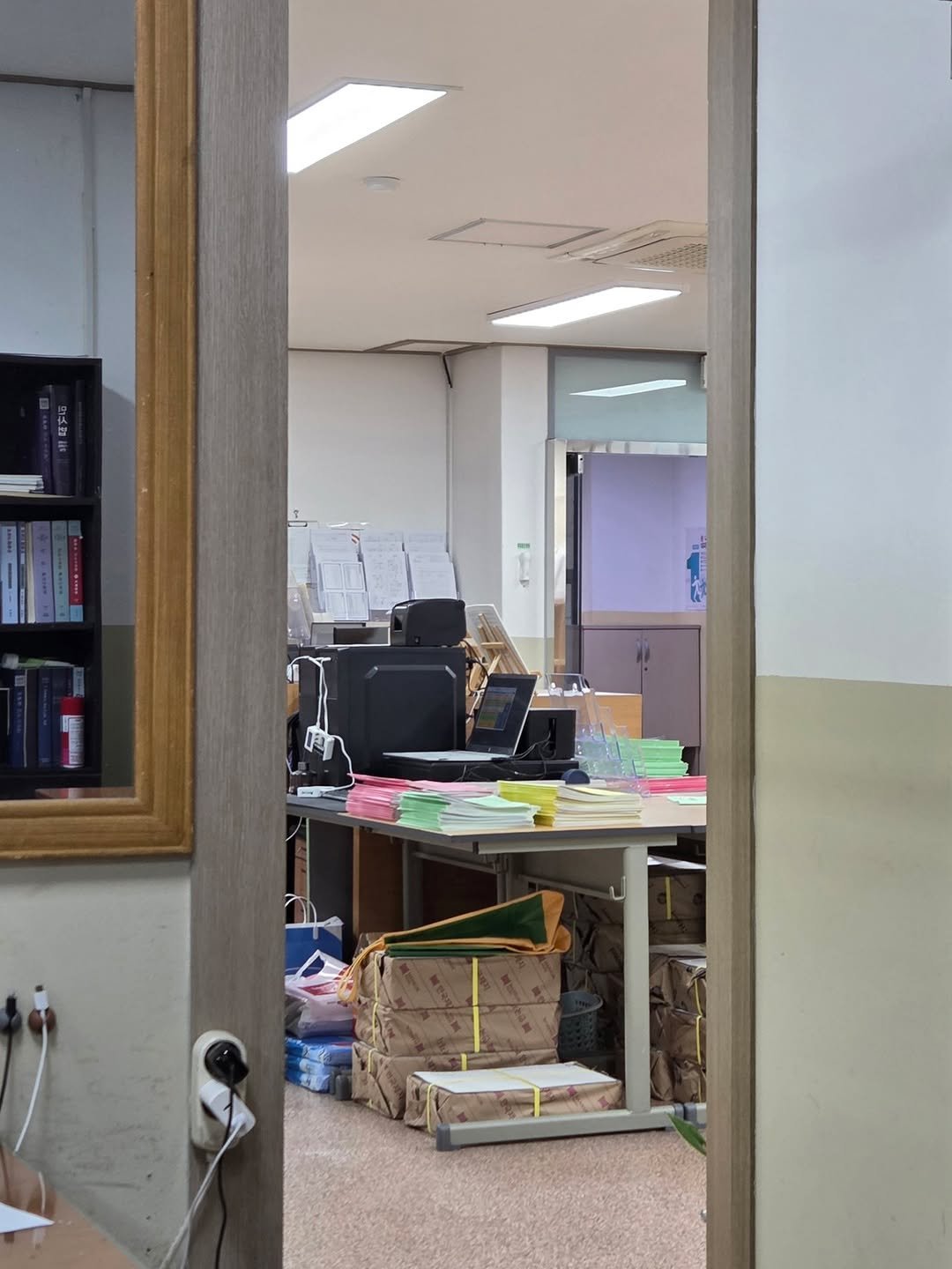 Photo by 감정평가사 오성범 on December 04, 2025. May be an image of mirror, picture frame, sliding door, indoors, door, office and text.