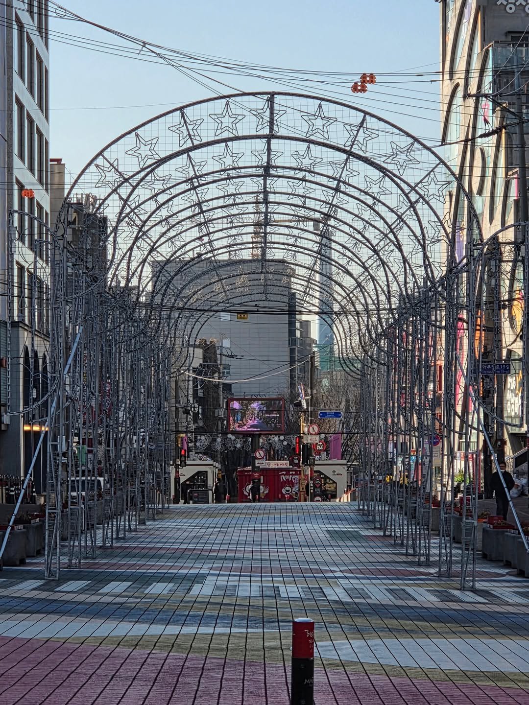 Photo by 감정평가사 오성범 on February 10, 2026. May be an image of street, buildings and text.