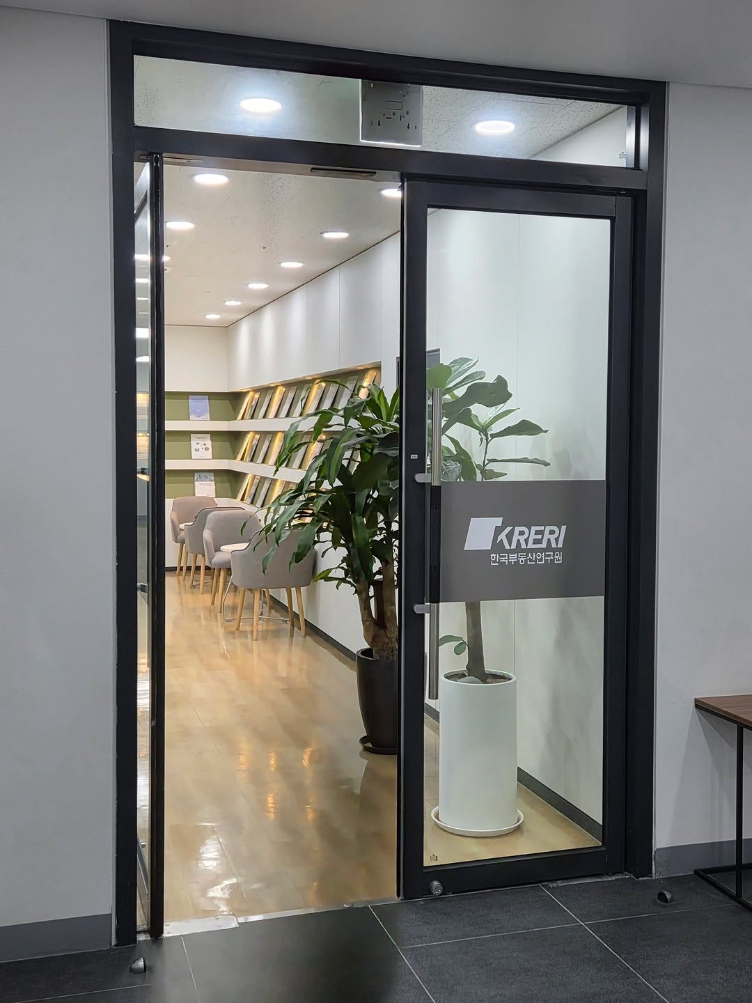 Photo by 감정평가사 오성범 on December 17, 2025. May be an image of lighting, display case, sliding door, indoors, door, office and text that says 'KRERI 한국부동신연구원'.