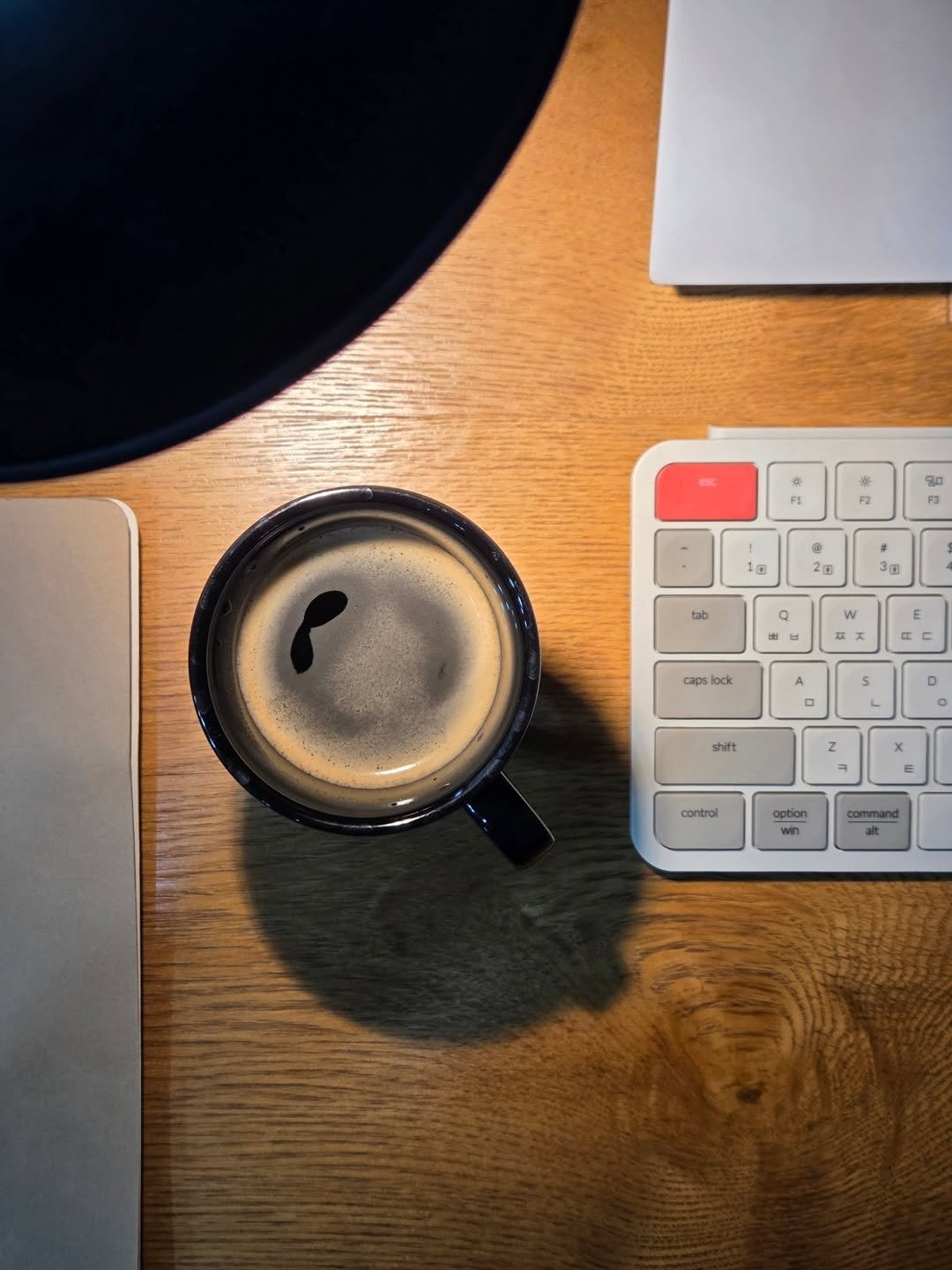 Photo by 감정평가사 오성범 on December 09, 2025. May be an image of coffee cup, desk, laptop, office and text.