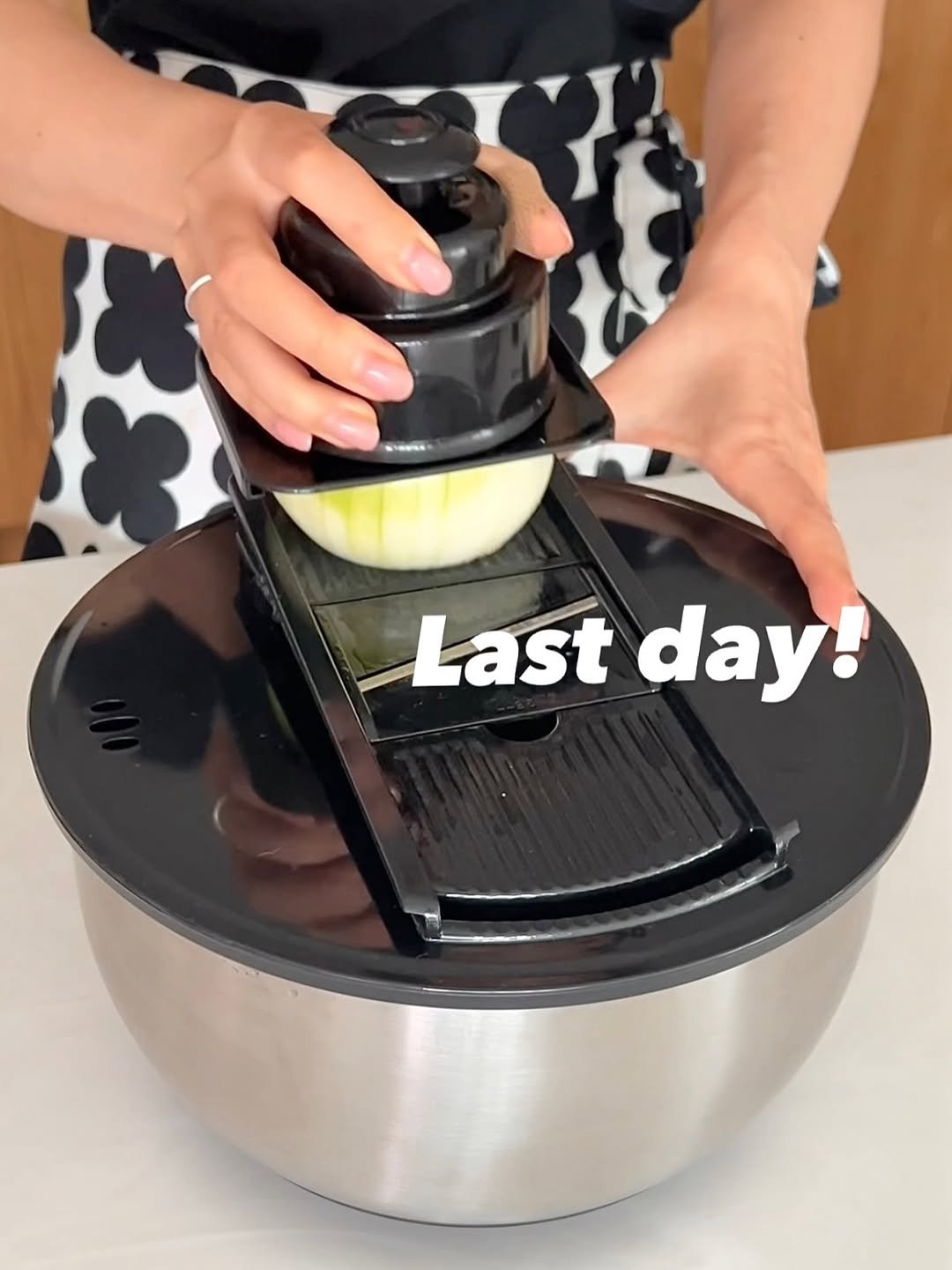 Photo by 살구홈🍑ㅣ살구빛 설렘가득한 살림템 :) on September 23, 2025. May be an image of 1 person, waffle iron, slow cooker, tea maker, grinder, coffee maker, cooker, microwave, strainer, steamer, measuring cups and text that says 'Last day!'.