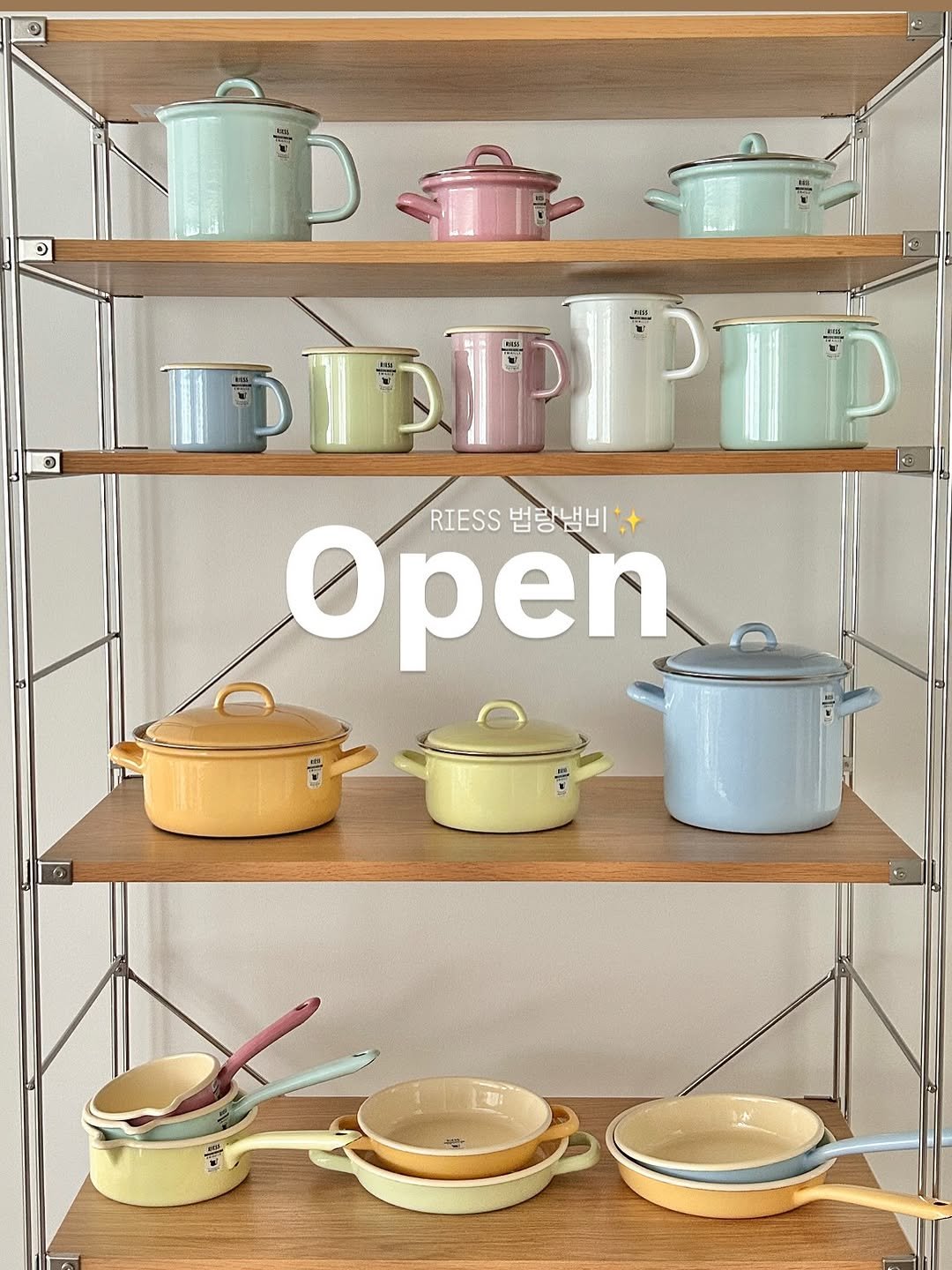 Photo by 살구홈🍑ㅣ살구빛 설렘가득한 살림템 :) on August 12, 2025. May be an image of ‎measuring cups, pot, teapot, saucepan, tea kettle and ‎text that says '‎O 00 ي NII 때 Open RIESS 법량냄비 非 %‎'‎‎.