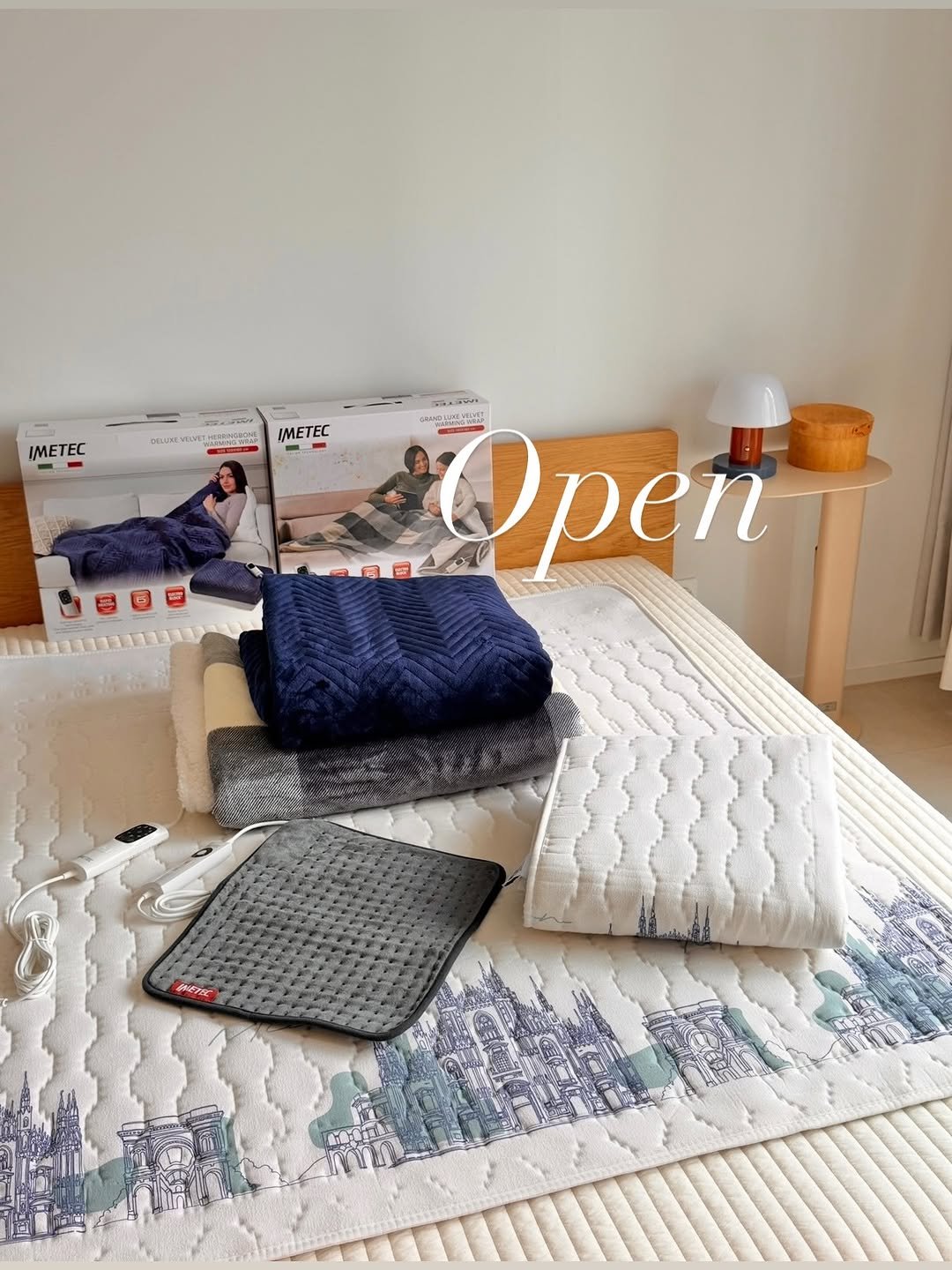 Photo by 살구홈🍑ㅣ살구빛 설렘가득한 살림템 :) on December 22, 2025. May be an image of mattress, blanket, bedroom and text.