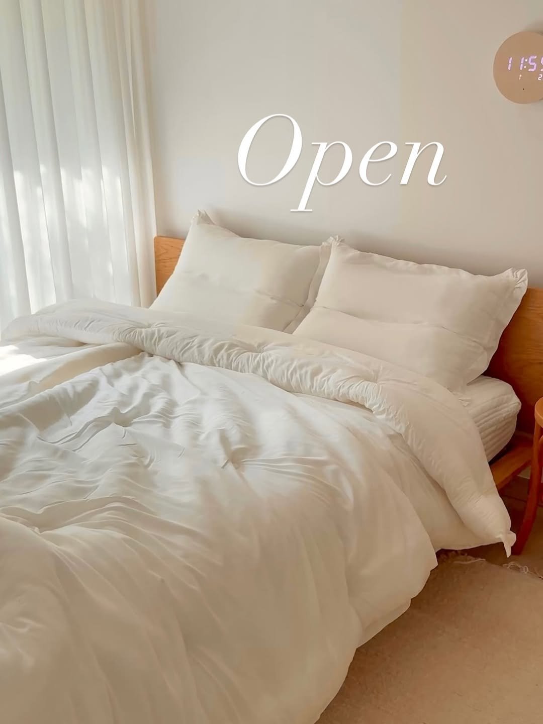 Photo by 살구홈🍑ㅣ살구빛 설렘가득한 살림템 :) on November 11, 2025. May be an image of indoors, bedroom and text that says '11:5 Open'.