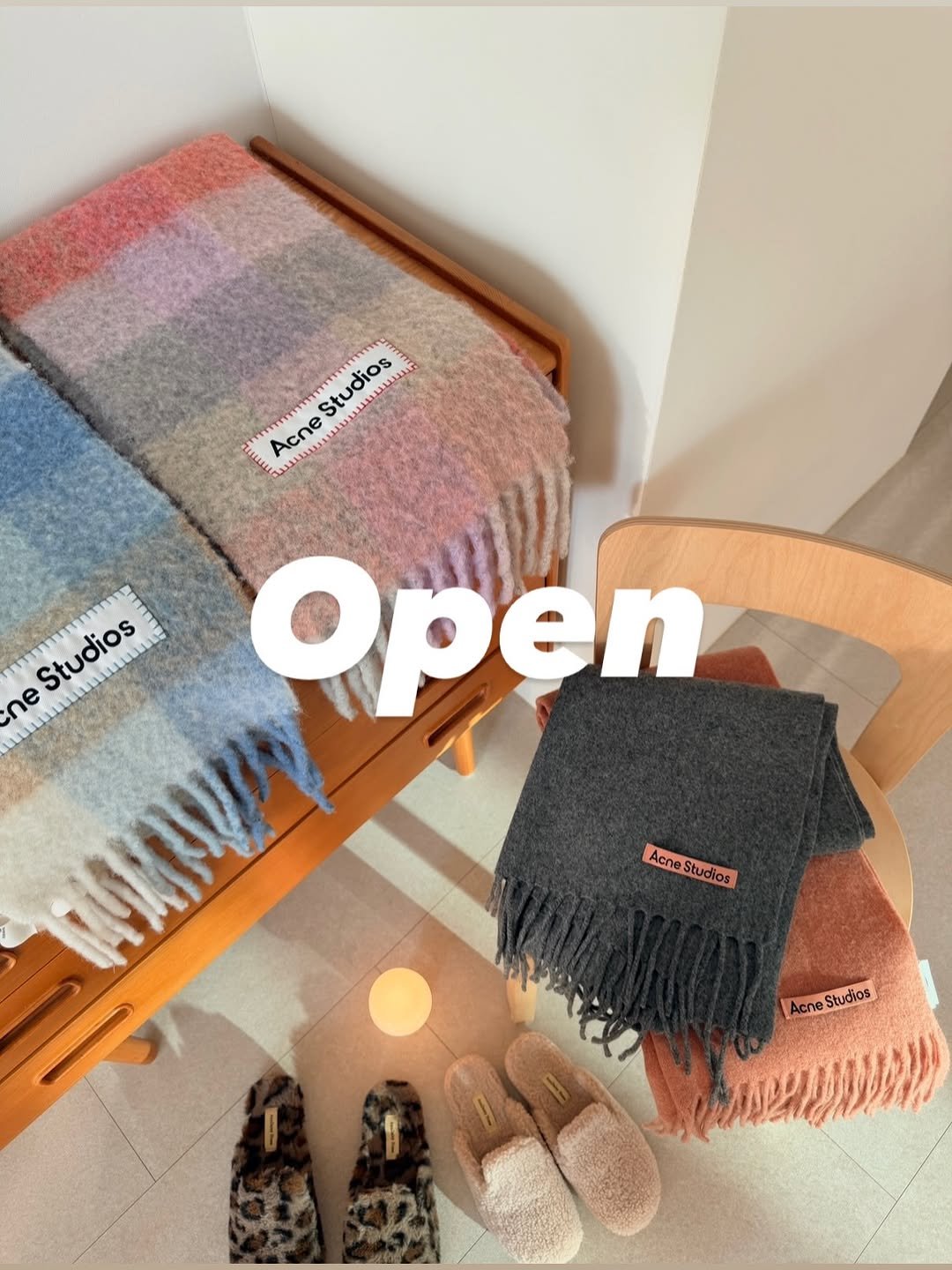 Photo by 살구홈🍑ㅣ살구빛 설렘가득한 살림템 :) on December 18, 2025. May be an image of towel, welcome mat, scarf, shawl, blanket, wool and text that says 'Studios Acne Studios WMRYA Studios L1l ne Open Acne AcneSucios AcneStudios eS St tudios p所貝 AcneStudio Acne Studios'.