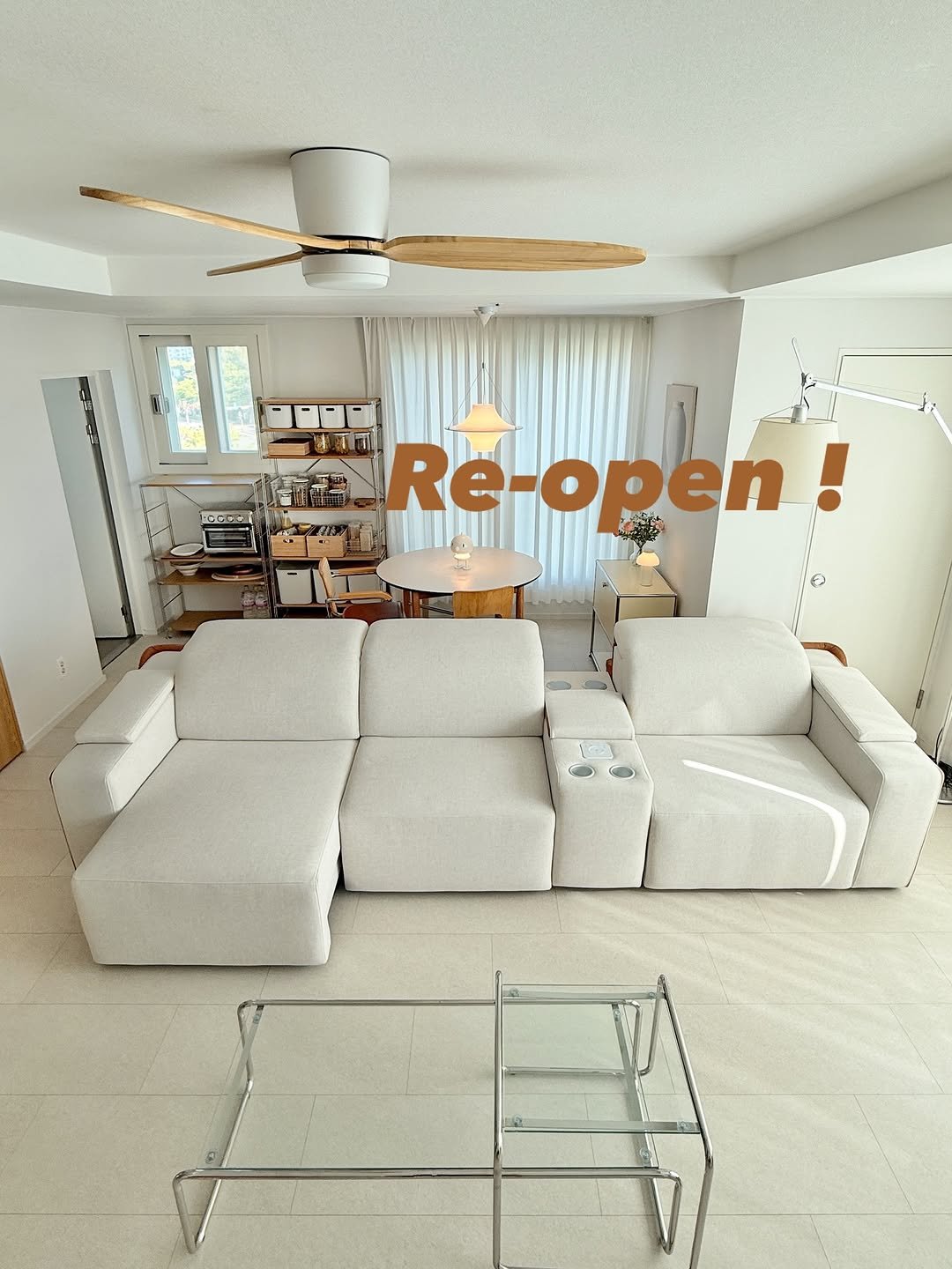 Photo by 살구홈🍑ㅣ살구빛 설렘가득한 살림템 :) on November 13, 2025. May be an image of sliding door, living room, indoors and text that says '-0C Re- Re-open!'.