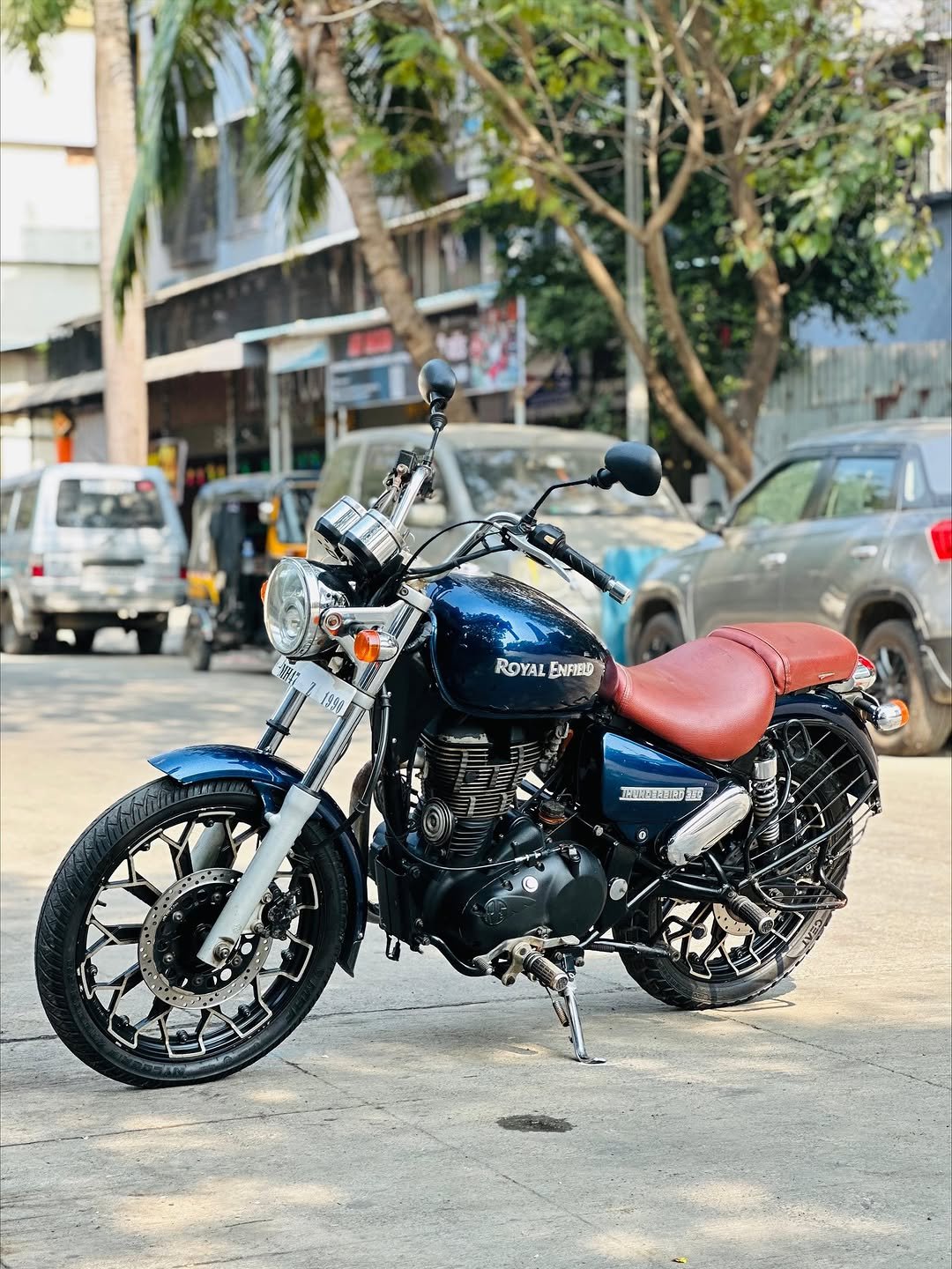 Photo by Arauto on November 11, 2025. May be an image of motorcycle, tire and text that says 'ROYAL ROYALENFIELD ENFIELD 頂·靈 ۲'.