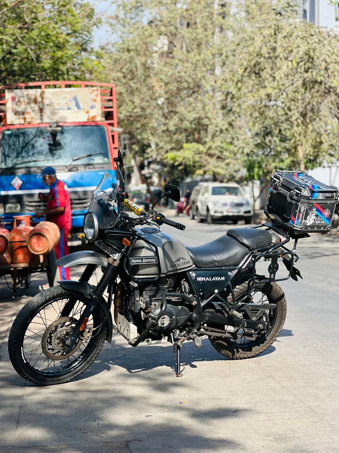 Photo by Arauto on December 21, 2025. May be an image of motorcycle, dirt bike, scooter and text that says 'REALENFIELD FIED REEAL ፈርድ ALAYAN HIMALAYAN ΑΥΑΝ 社'.