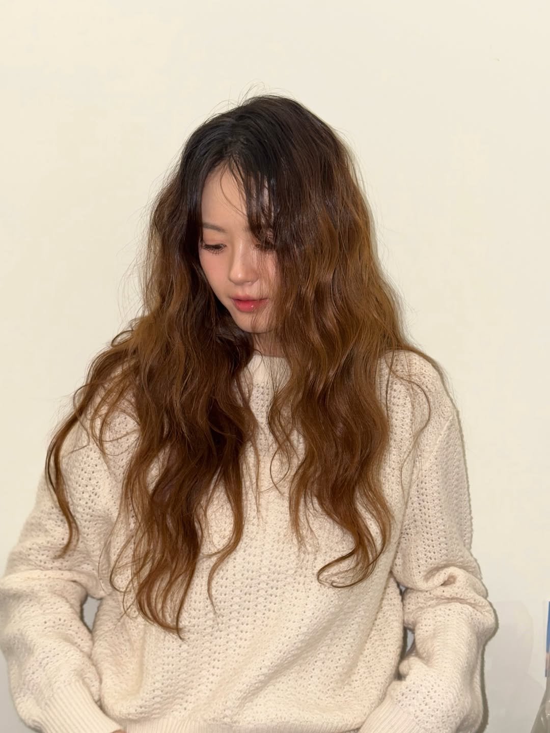 Photo by 고아라 on February 19, 2026. May be an image of one or more people, braids, long hair, sweater, knit, top, turtleneck and text.
