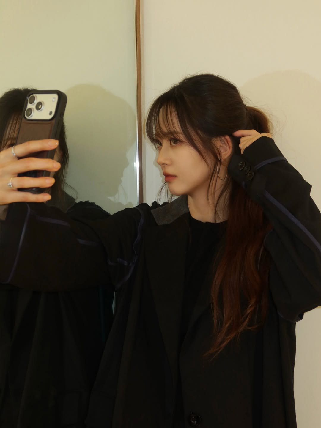 Photo by 고아라 on March 24, 2026. May be a selfie of one or more people, hair, duffle coat, overcoat, jacket, mirror, top, parka and text.