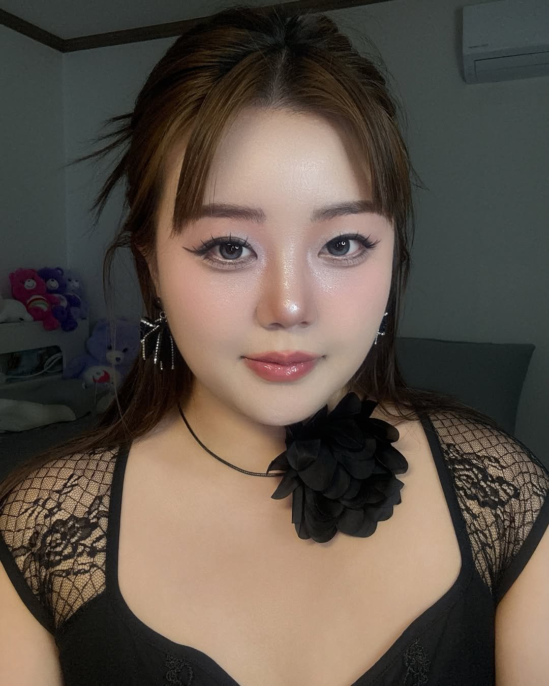 Photo by 아람이 on May 19, 2025. May be a selfie of one or more people, lipstick, makeup, hair and eyeliner.