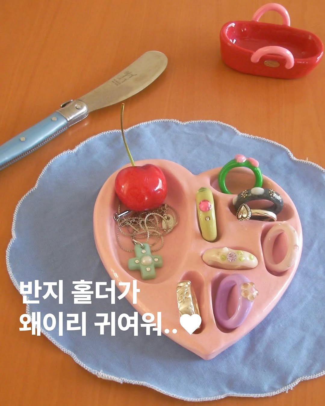Photo shared by 아카이브홈 | 패션•트렌드 매거진 on August 13, 2025 tagging @nff.kr. May be an image of lace, kitchenware and text that says 'C 1 ttifee 반지 홀더가 왜이리 귀여워..'.