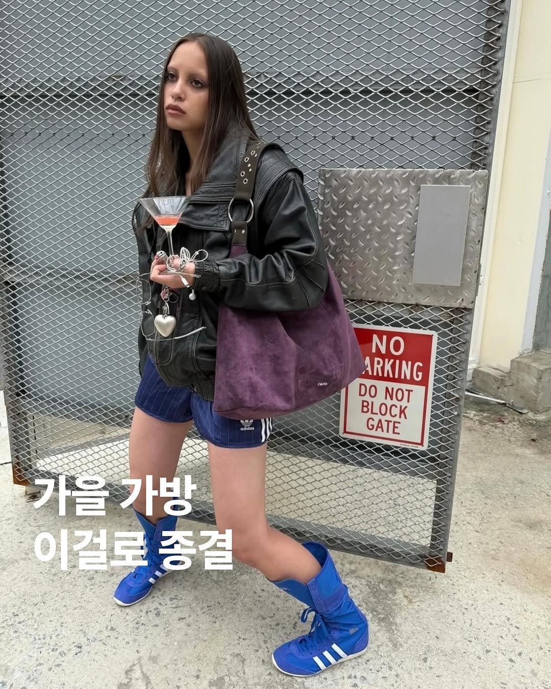 Photo by archivehome | 아카이브홈 매거진 on September 30, 2025. May be an image of 1 person and text that says 'NO ARKING DO NOT BLOCK GATE 가을기 가방 이걸로 종결'.