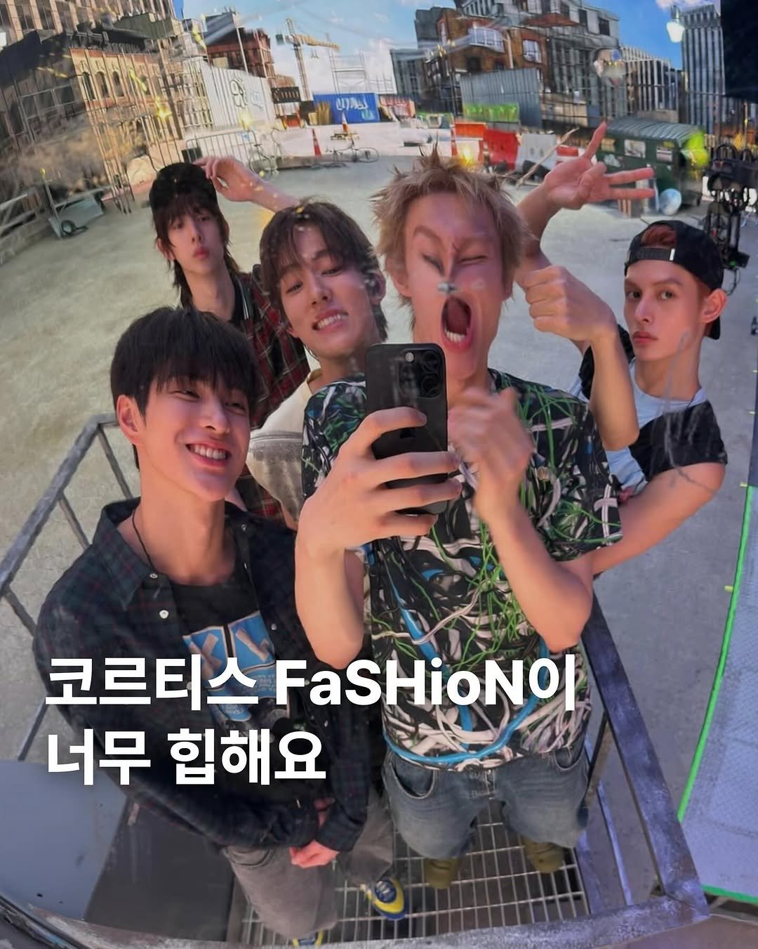 Photo shared by archivehome | 아카이브홈 매거진 on September 23, 2025 tagging @cortis. May be an image of 3 people, top and text that says '히카스! 코르티스FashioN이 코르티스 FaSHioNol 너무 힙해요'.