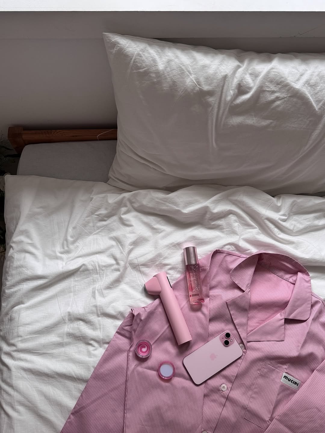 Photo by 아름송이 on October 19, 2025. May be an image of sleepwear, bed, perfume, hand cream, bath robe, mattress, bedroom and text.