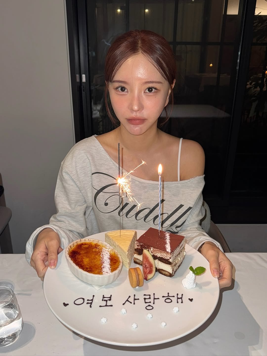 Photo by 아름송이 on October 26, 2025. May be an image of candle, pie and text that says 'Cudill O 여보 여보사랑해 사랑해'.
