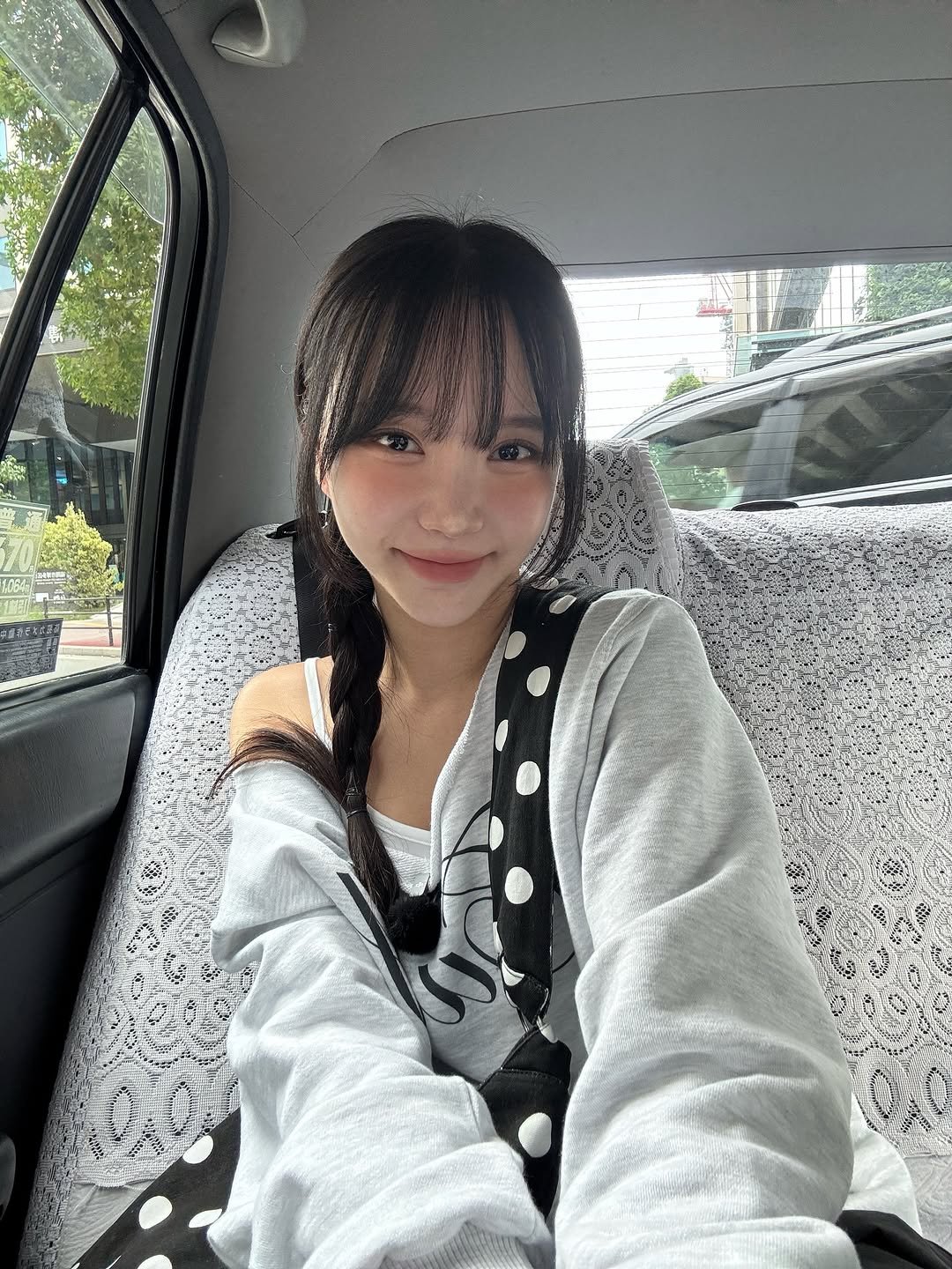 Photo by 아름송이 on October 09, 2025. May be an image of one or more people, hair and text.