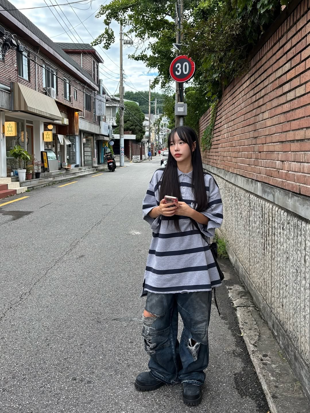 Photo shared by 아름송이 on September 09, 2025 tagging @crackrose.kr. May be an image of street and text.