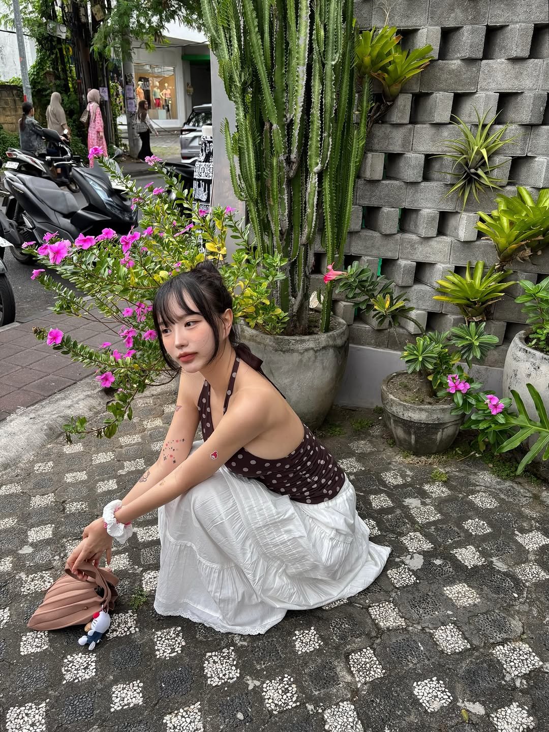 Photo by 아름송이 on July 10, 2025. May be an image of 5 people, sarong, outdoors and text.