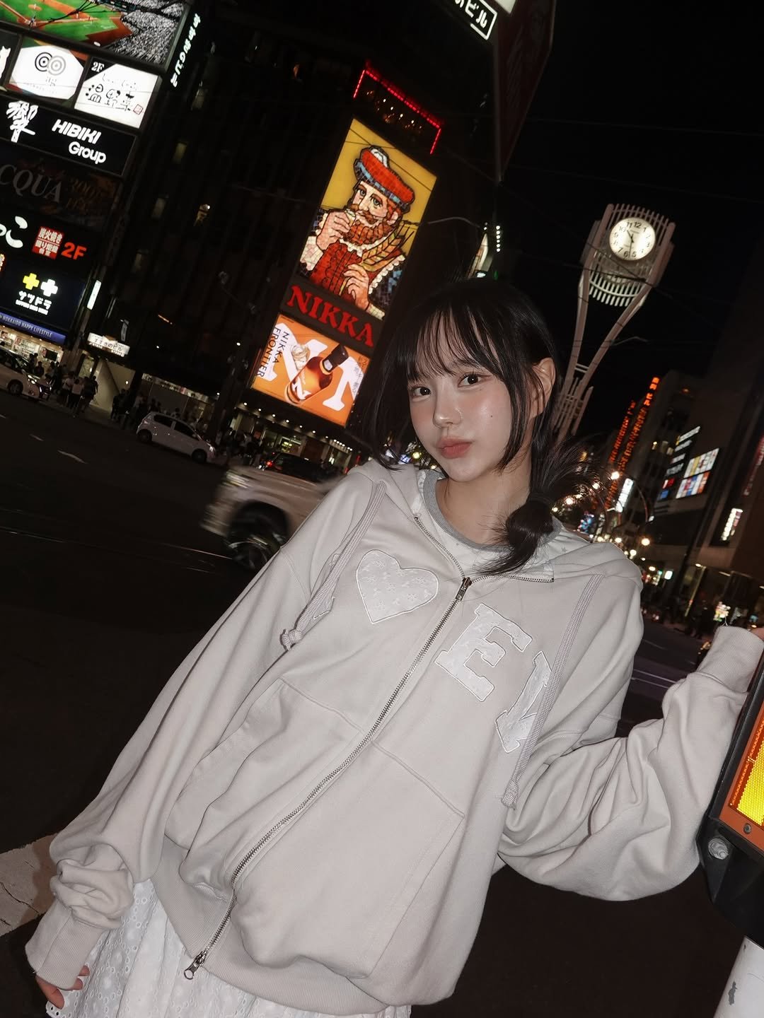 Photo by 아름송이 on July 01, 2025. May be an image of 1 person, duffle coat, parka, street, Tokyo Tower and text.
