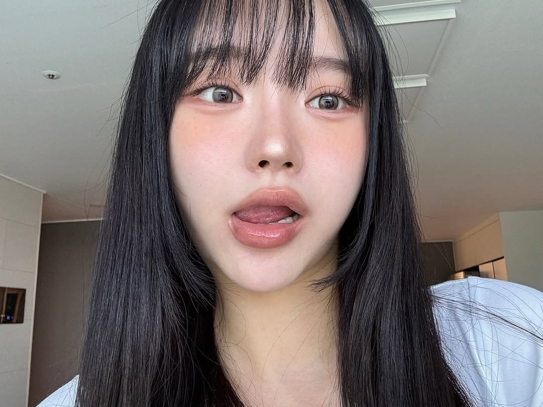 Photo by 아름송이 on July 11, 2025. May be a selfie of 1 person, bangs, makeup and text.