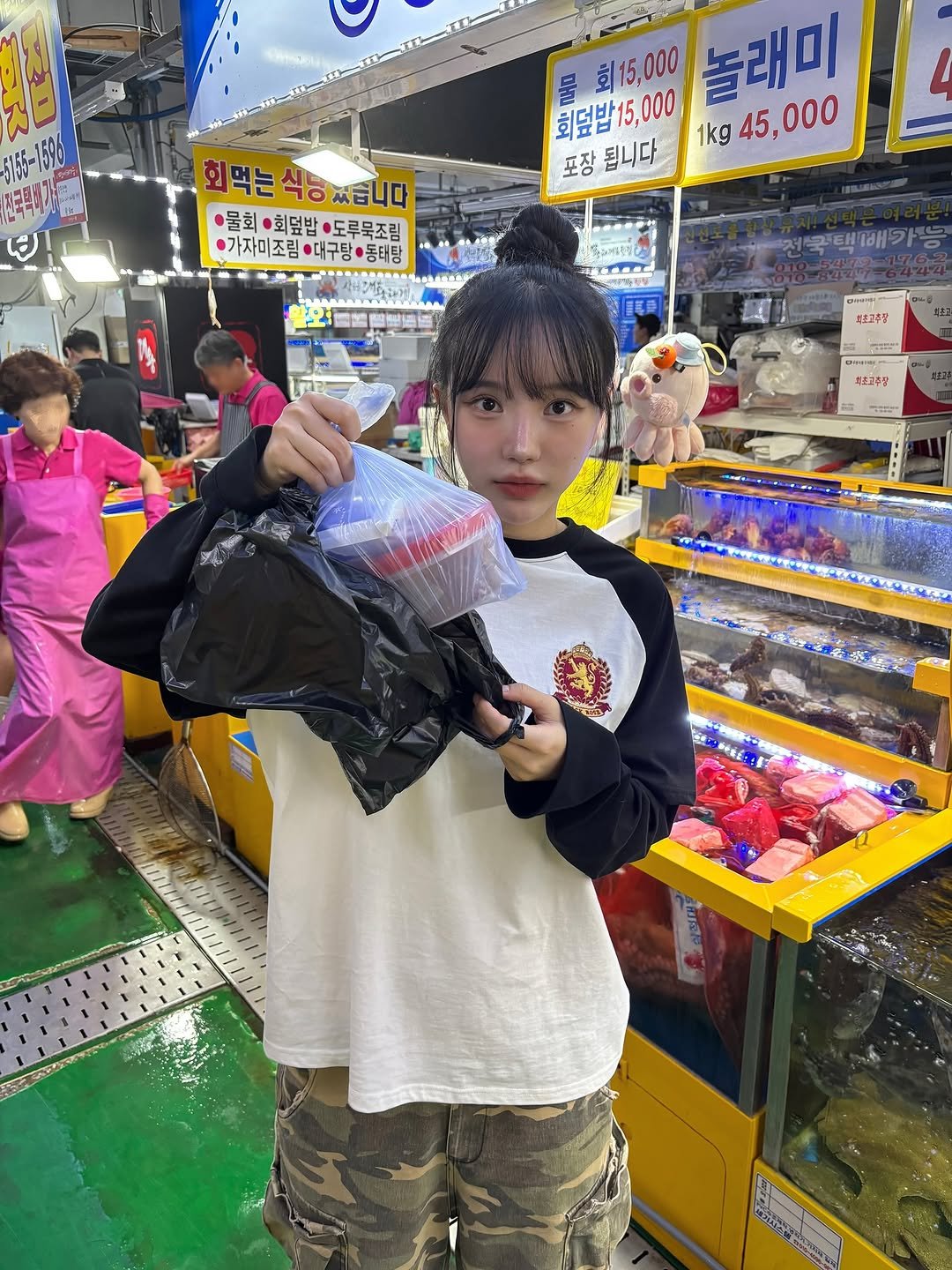 Photo shared by 아름송이 on July 03, 2025 tagging @crackrose.kr. May be an image of 2 people, face mask and text that says '-1596 OH 회 회15,000 5, 놀래미 회덮밥15,000 15, 000 1kg 45,000 45, 000 포장 됩니다 회먹는식등씨습니다 식능 ㅆ습니다 회먹는 ·물회 회덮밥·도루목조름 회덮밥 ·도루묵조림 가자미조림 ●가자미조림·대구탕•동태탕 ·대구탕·동태탕 대구탕 동태탕 유인가번부 ル動胶 三料券 피초고추당 日こま 보혼고소장 서초고추장'.