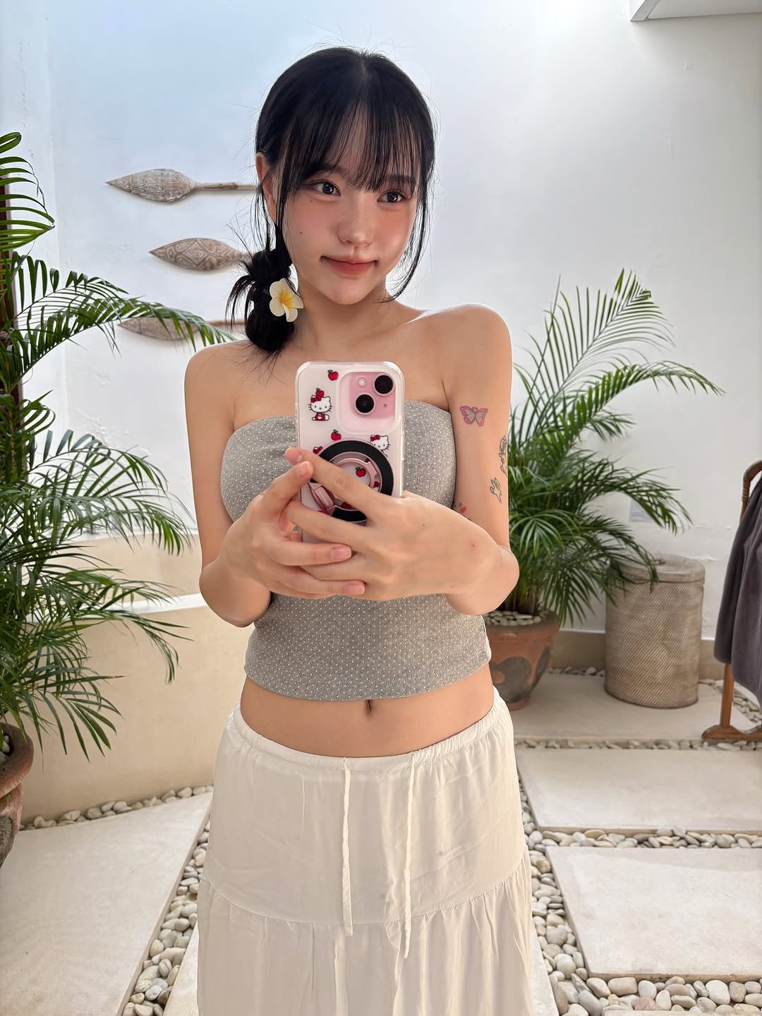 Photo by 아름송이 on June 21, 2025. May be a selfie of one or more people, hair, top, mirror and text.