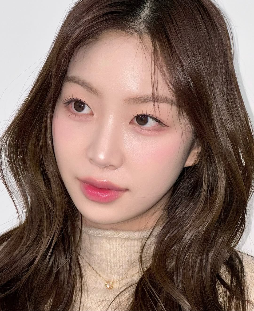 Photo by 김활란뮤제네프 메이크업 아림실장 on January 16, 2026. May be an image of one or more people and hair.