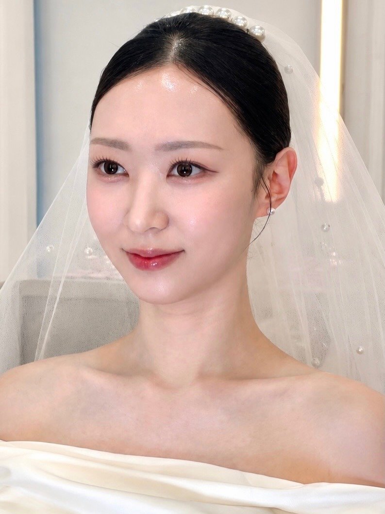 ari_mi1222 게시물 이미지: 예쁜 이목구비 살려서 또렷하지만 맑게 
진행해 드렸어요👰🏻‍♀️🩵

✔️예약문의는...