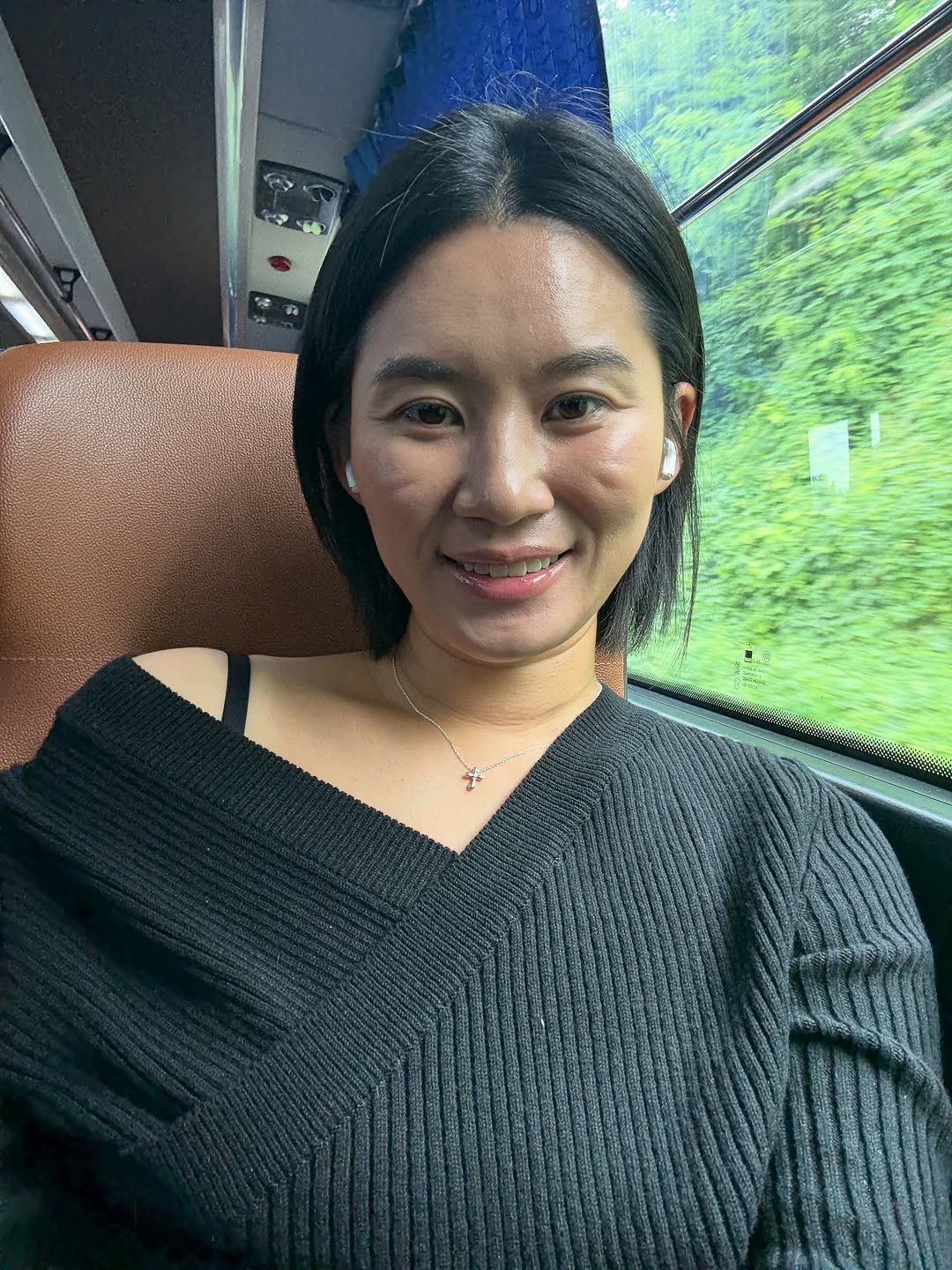 Photo by 아린이네생선가게 김유미 on October 01, 2025. May be a selfie of 1 person, hat, bus and text.