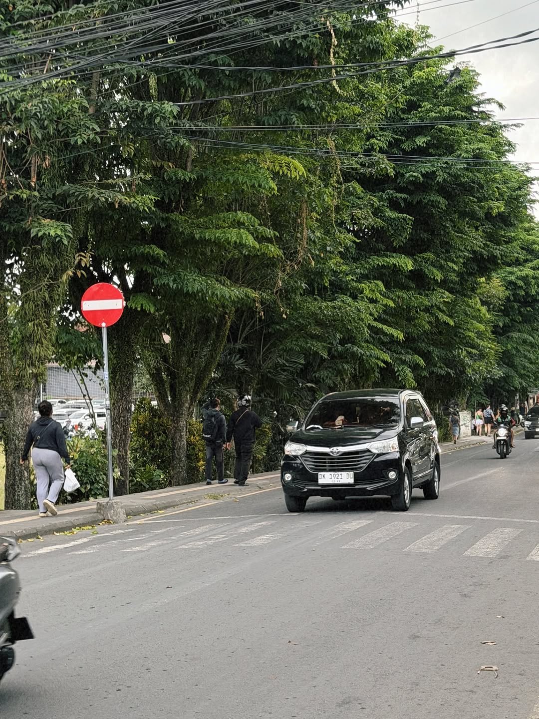 Photo by 김아린 ᴋɪᴍ ᴀʀɪɴ on November 07, 2025. May be an image of car, road, street and text.