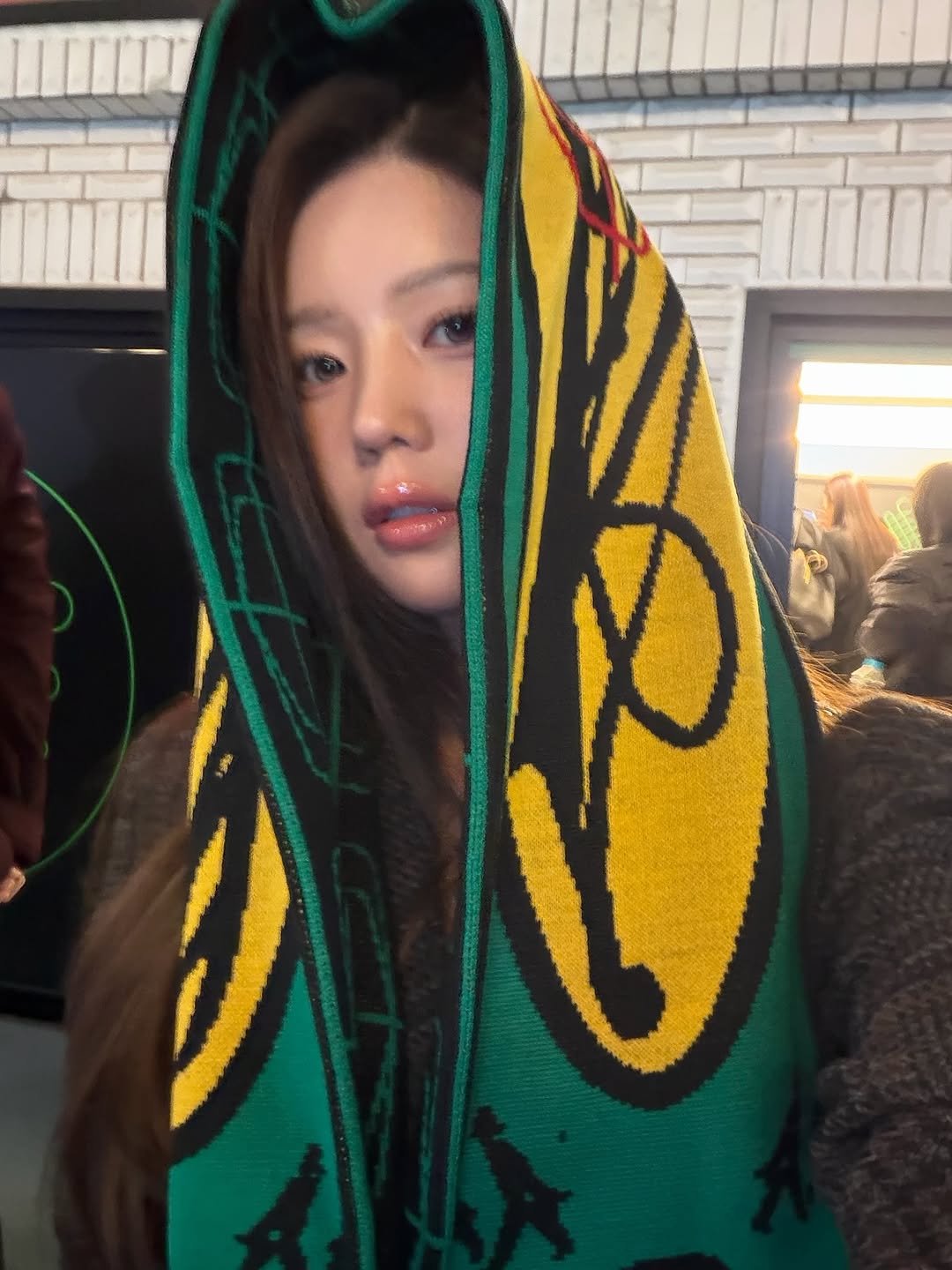 Photo by 김아린 ᴋɪᴍ ᴀʀɪɴ on November 14, 2025. May be an image of scarf, duffle coat, shawl, turtleneck, parka, face mask and text.