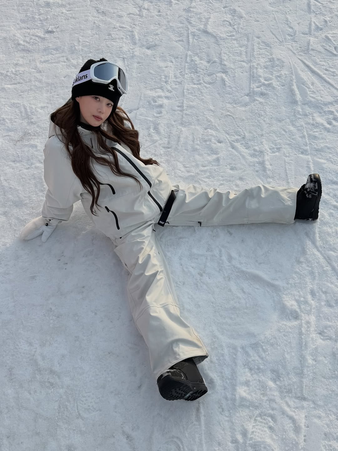 Photo by 김아린 ᴋɪᴍ ᴀʀɪɴ on December 12, 2025. May be an image of snowboarding, snowsuit, ski, ski slope, snow and text.