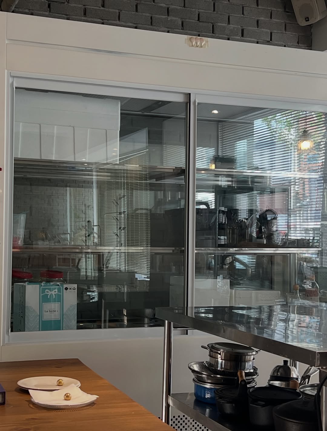 Photo by 김민선_식문화큐레이터_소믈리에 on April 27, 2026. May be an image of display case, sliding door, window and text.