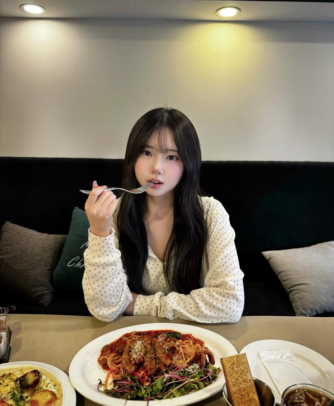 Photo by 림찌🐰 on January 01, 2026. May be an image of pasta, fork, spaghetti and text.