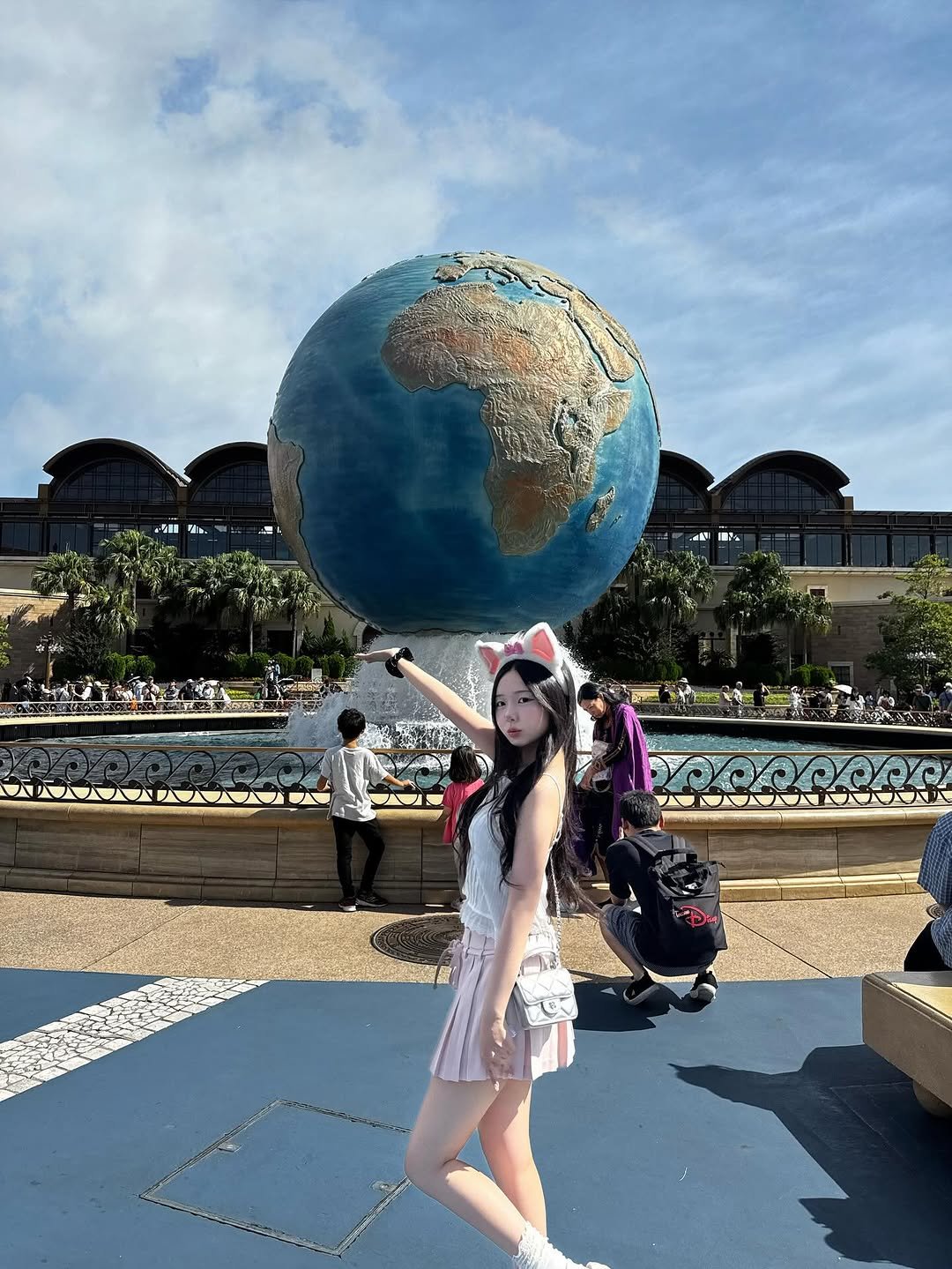 Photo by 림찌🐰 on October 28, 2025. May be an image of map, globe, beach ball and text.