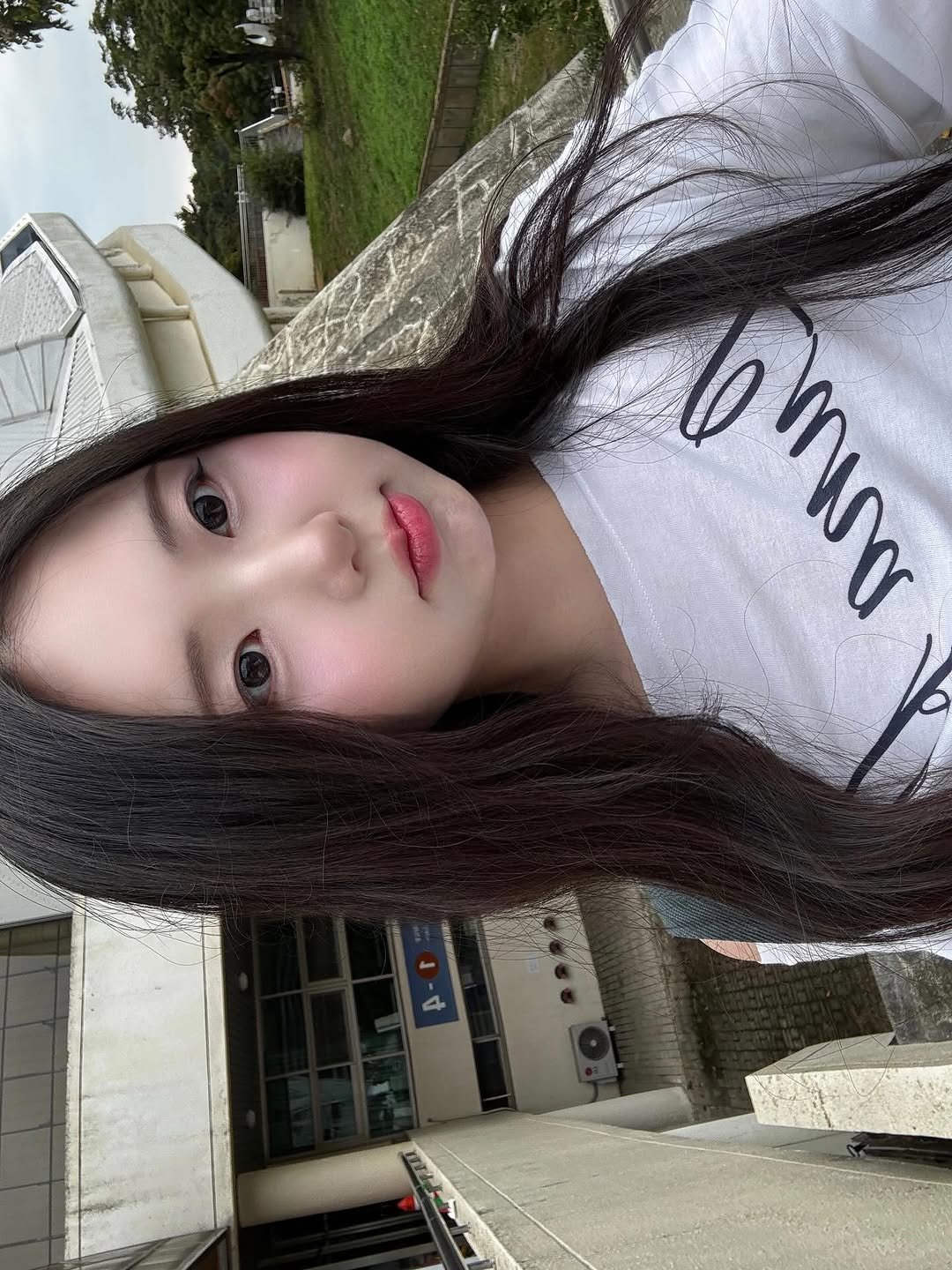 Photo by 림찌🐰 on October 06, 2025. May be a selfie of 1 person, hair, outdoors and text.