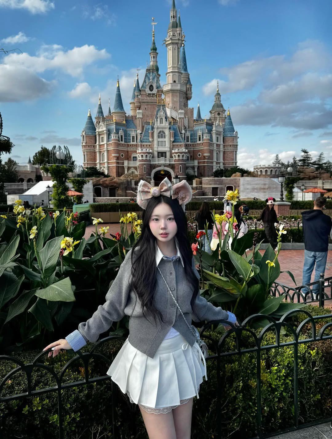 Photo shared by 림찌🐰 on January 03, 2026 tagging @shanghaidisneyresort, and @dear_my_kiko. May be an image of castle and text.