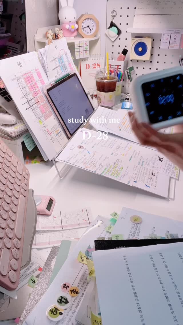 armyxnn 게시물 이미지: #studygram •••😊
작년엔 막판에 각론, 특히 재산죄 양이 많으니까...