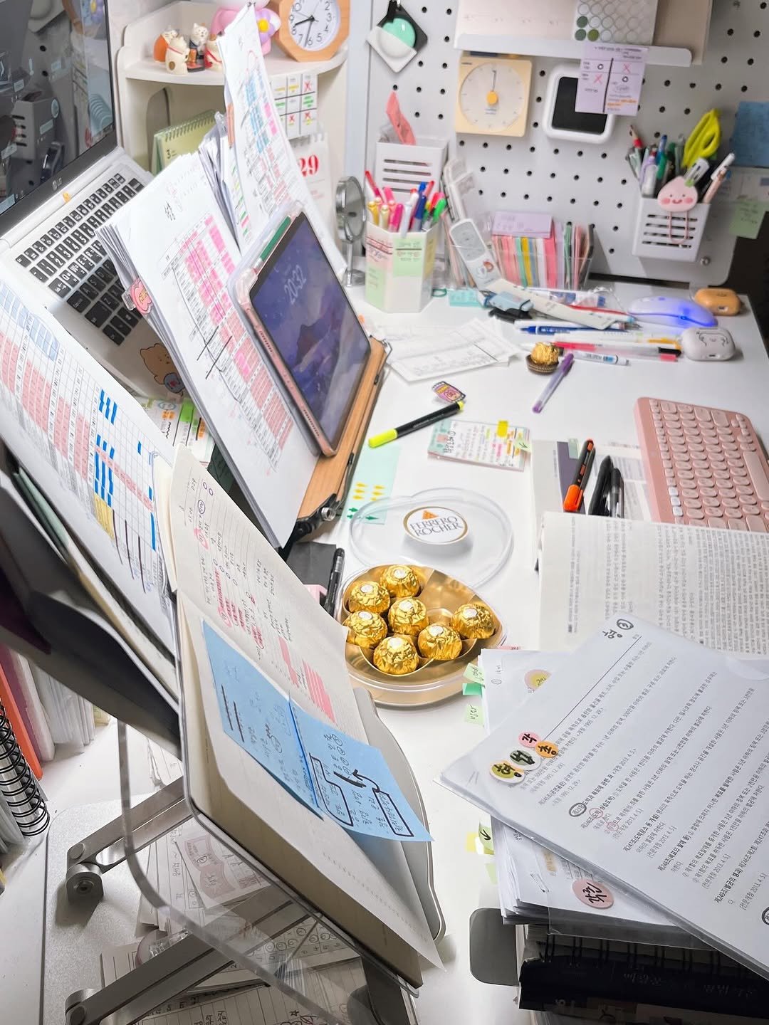 Photo by 아미 on March 06, 2026. May be an image of pegboard, typewriter, desk, office and text.