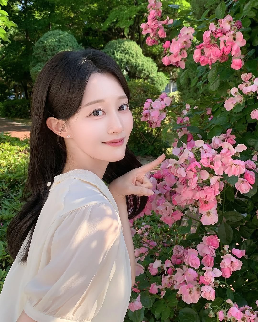 Photo shared by 정아름 on May 31, 2026 tagging @hufs.official. 사람 1명 이상, 머리카락, 장미, 야외, 텍스트의 이미지일 수 있음.